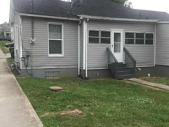 Nice size yard with sidewalk. You can walk to all the shops downtown easily.
