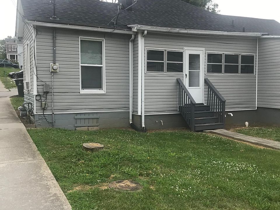 Nice size yard with sidewalk. You can walk to all the shops downtown easily.