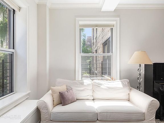 3rd image of 165 W 91st St #2C