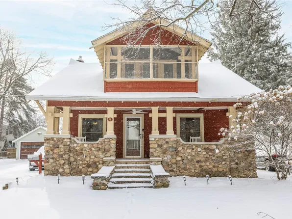 8 Elm St, Le Roy, NY 14482