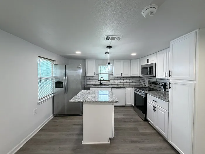 3 bed, 2.0 bath, 1050 sqft, $1,549 — Photo 2