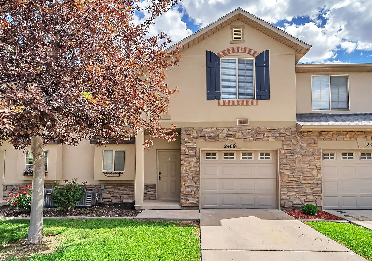Beautiful Riverton Townhome in Gated Community w 1 car garage attached — Photo 1