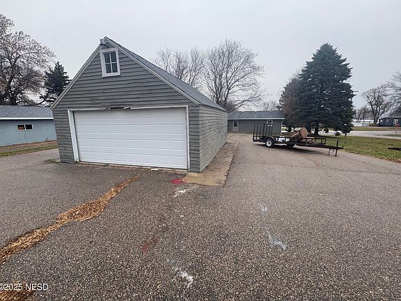 5th image of 404 Main Ave