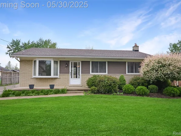 2103 Oakcrest Rd, Sterling Heights, MI 48310