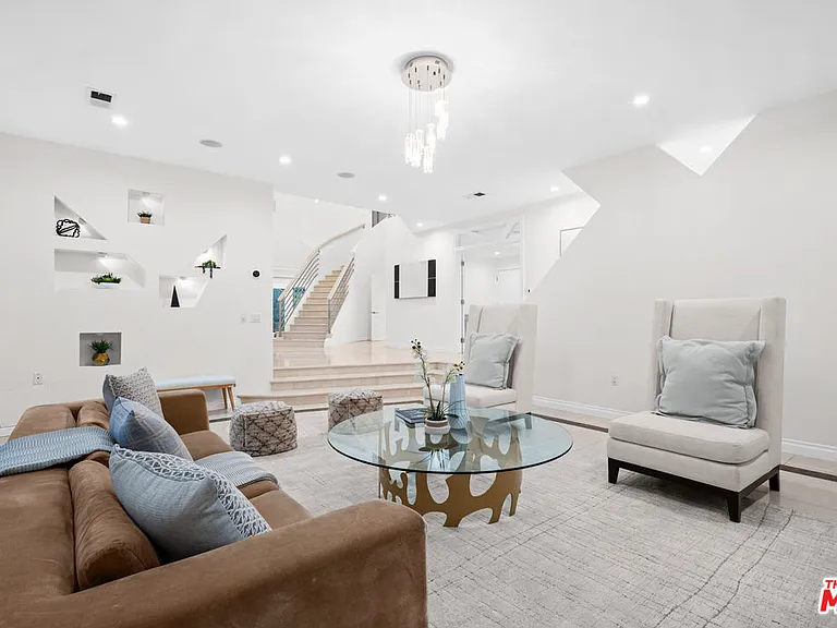 1121 Roberto Ln — Photo 6