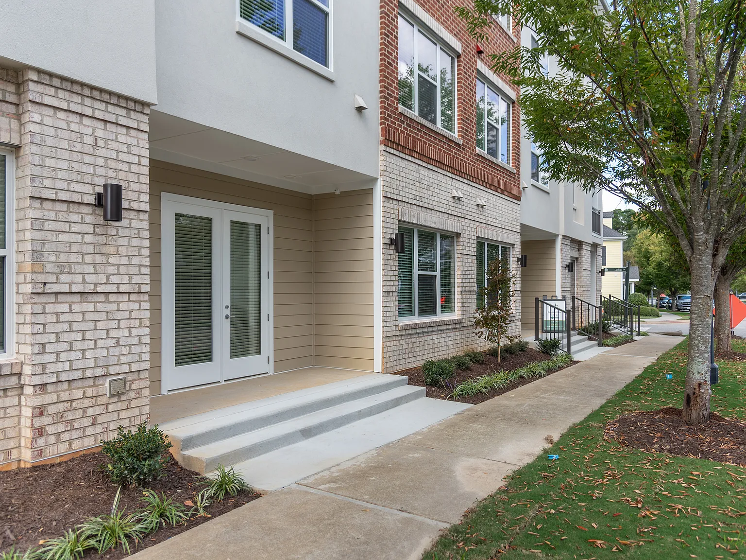 Manor on the Green Apartments — Photo 3