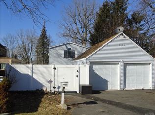8464 W Rivershore Dr, Niagara Falls, NY 14304