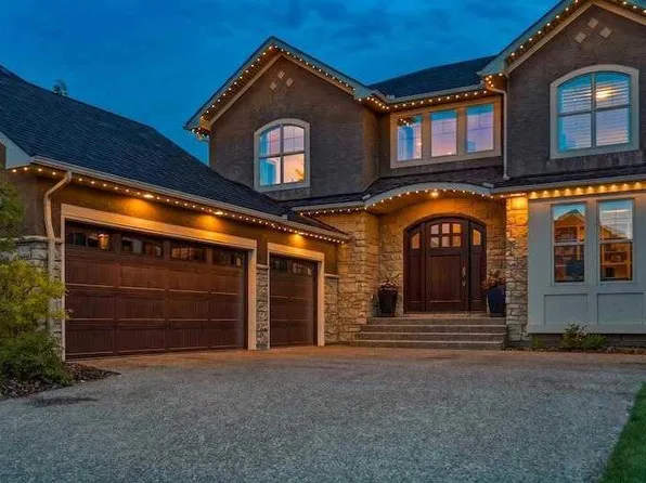 74 NE Discovery Ridge Hts SW, Calgary, AB T3H 5S9