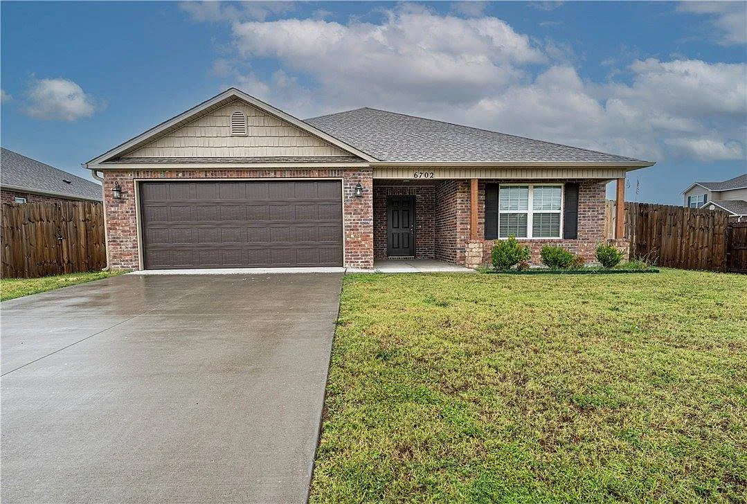 4 bed, 1852 sqft, $1,900 — Photo 1