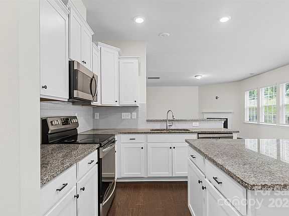 3rd image of 16327 Palisades Commons Dr