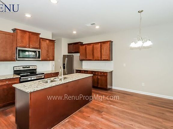 3rd image of 292 Rankin Cir