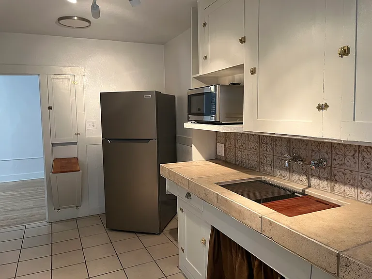 Lovely, Large, & Bright 1 Bed in Beautiful Downtown Courtyard Complex — Photo 14