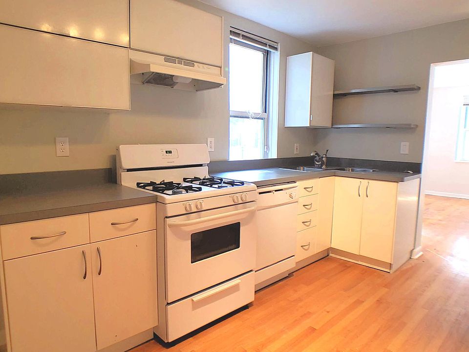 1st image of 216 W Saint Paul Ave #Ch1