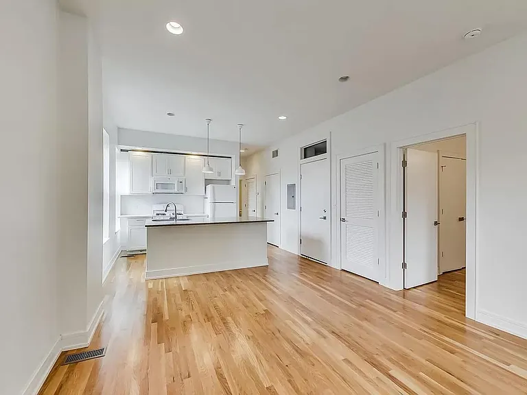 1157 W 18th St #R204 — Photo 4