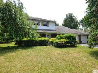 8 Feather Ln, Commack, NY 11725