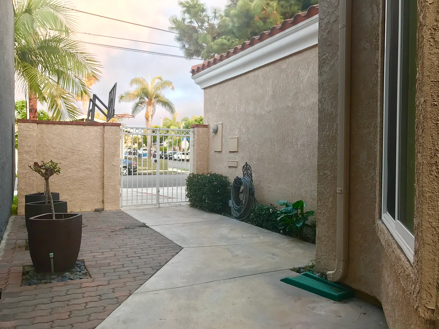5 bed, 4.5 bath, 2831 sqft, $7,300 — Photo 2