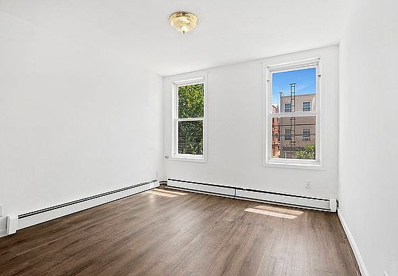 4th image of 119 Bay 8th St Floor 1