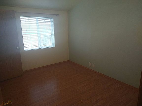 2nd image of 500 NE Mariposa Ave