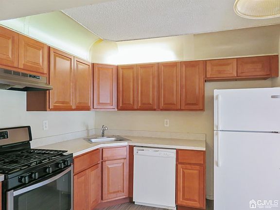 4th image of 406 Danbury Ln