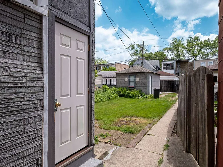 3233 W Berteau Ave — Photo 27