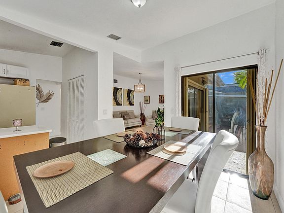 5th image of 82 Meadows Dr