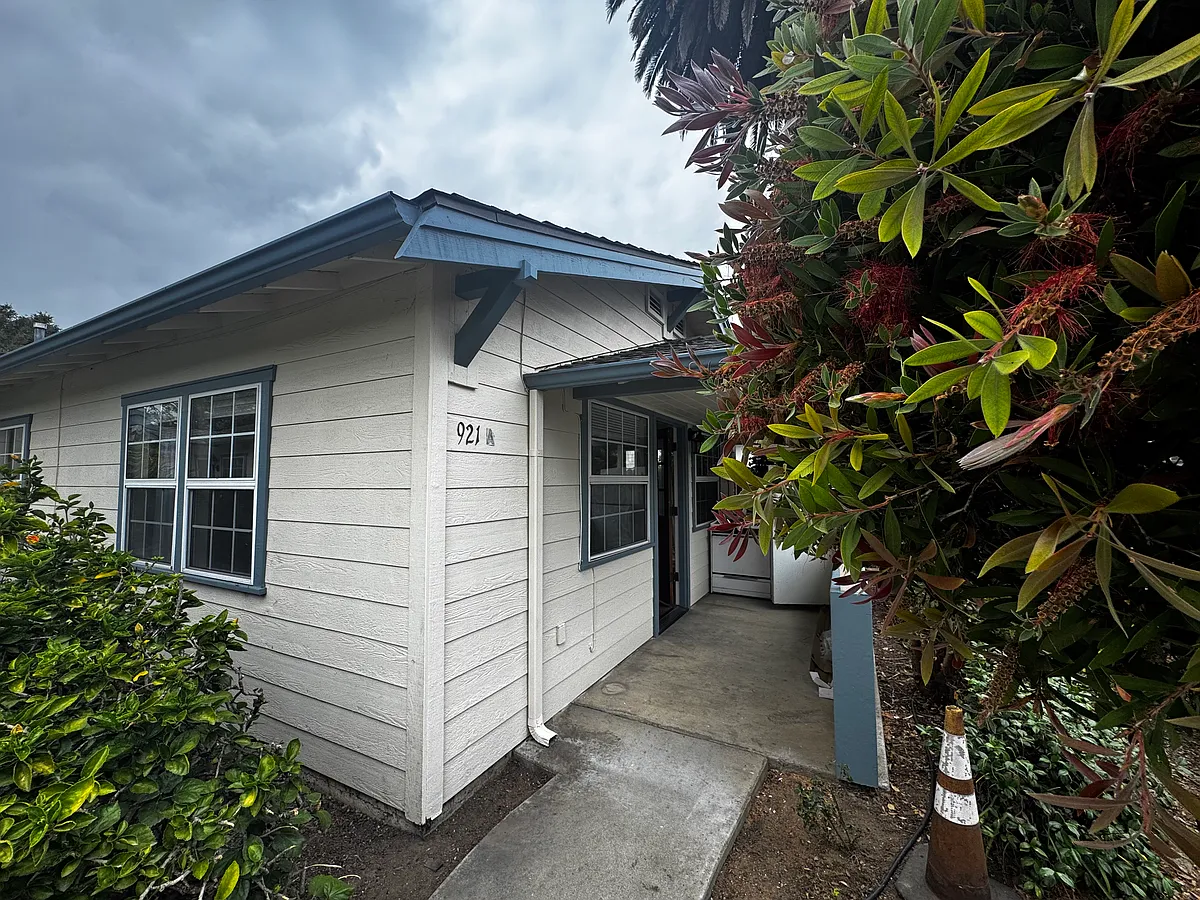 Building Photo - 917 E Gutierrez St #921A