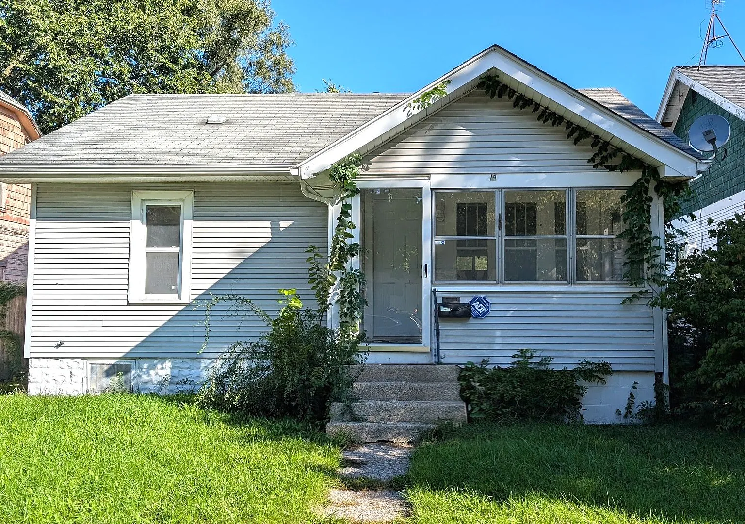 1252 Fleming, 3 bedroom house with basement and garage — Photo 1
