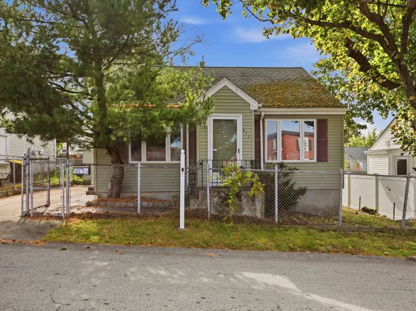 471 Pokross St, Fall River, MA 02724