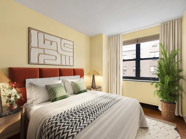 200 East 24th Street image 4 of 5