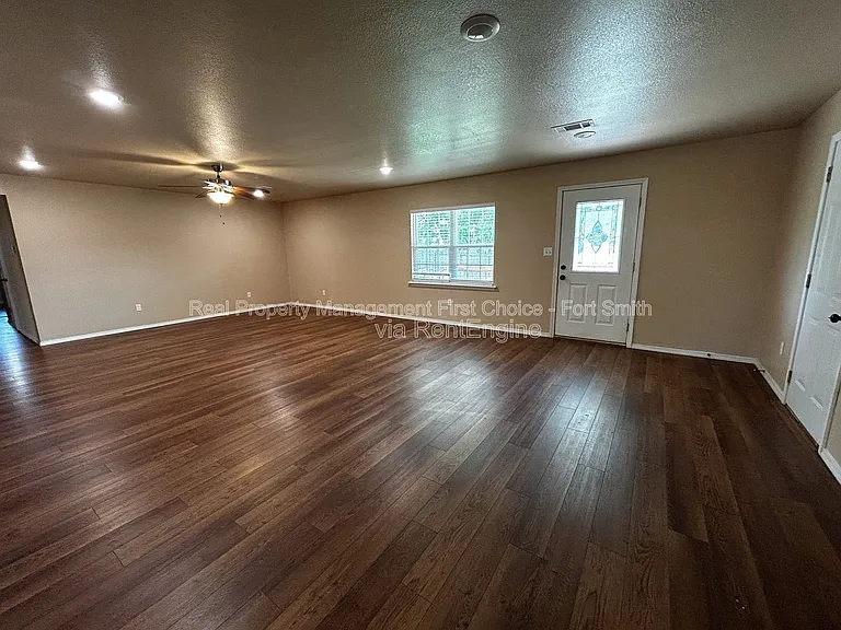16 Charmont Dr — Photo 7