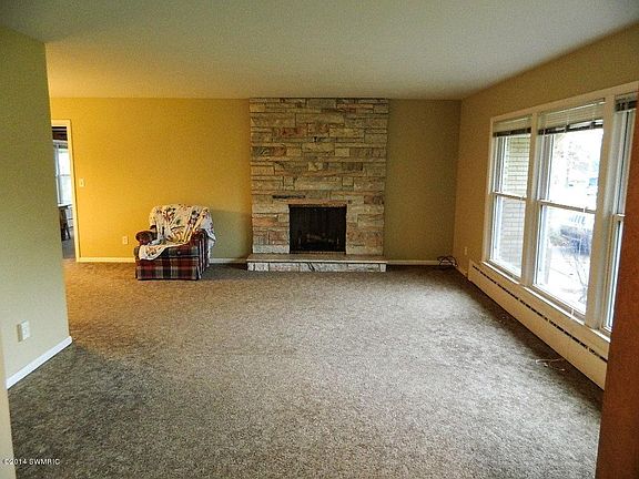 2nd image of 932 Carpenter Ave NW
