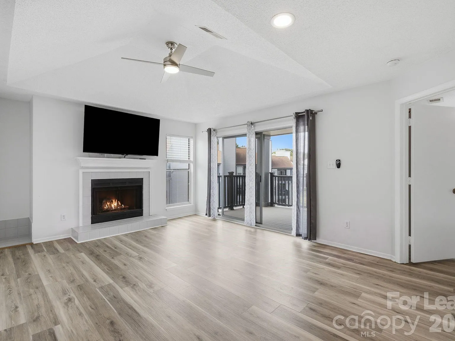 2 bed, 2.0 bath, 761 sqft, $1,900 — Photo 2