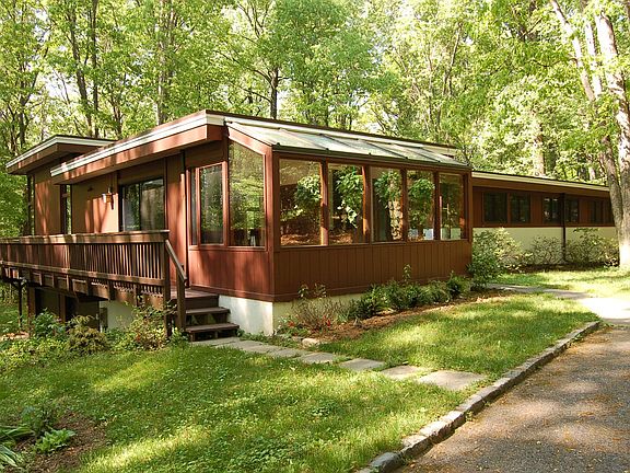 Sunny sunroom off Kitchen - New Roof 2006 - Transferable Warranty