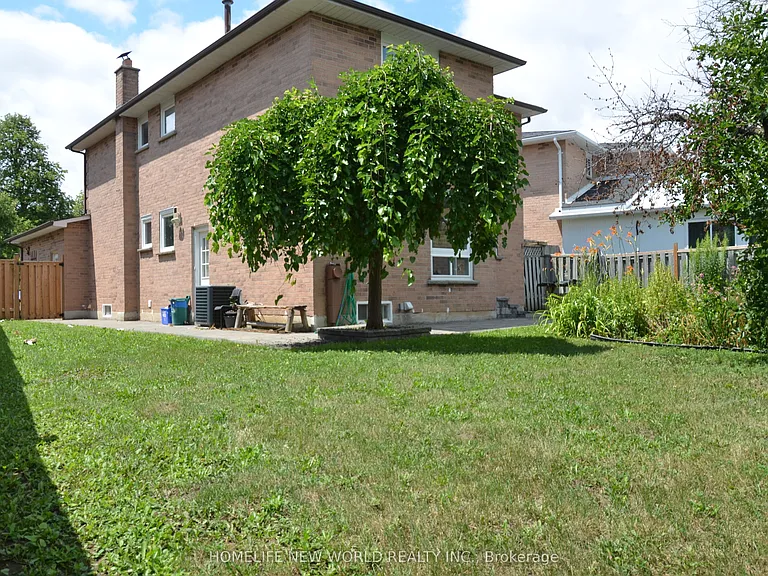 50 Adrian Cres — Photo 19