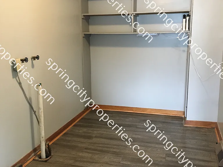 112 E Oak St — Photo 15
