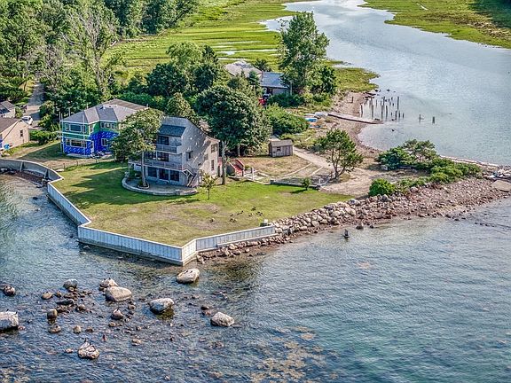 3rd image of 81 Dolliver Neck Dr