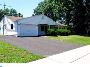 2 Thaliabush Ln, Levittown, PA 19054