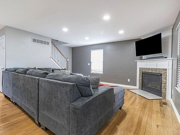 4th image of 561 Foxglove Ct