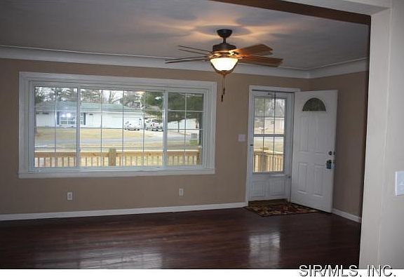 3rd image of 4917 Redwood Ln