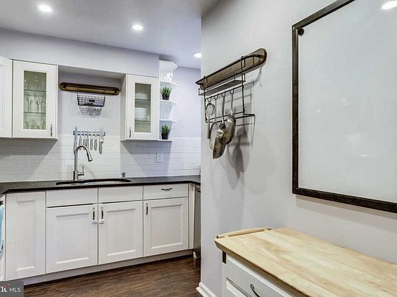 4th image of 2911F S Woodley St #6
