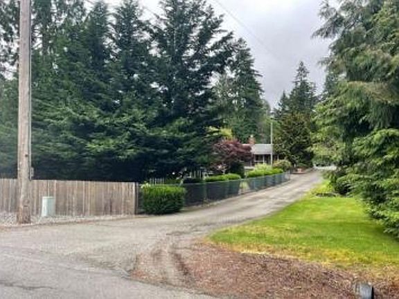Exterior Neighborhood (street photo)