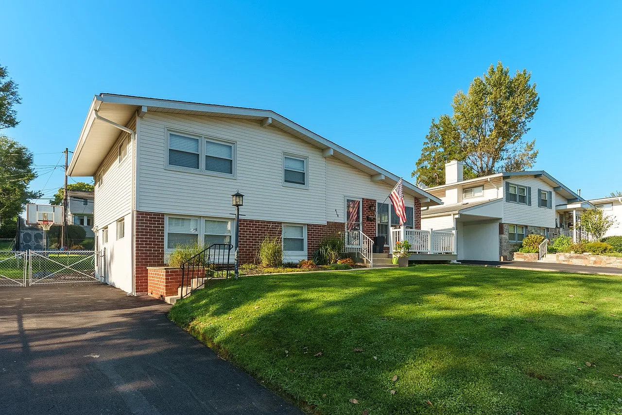 3 bed, 2.5 bath, 1600 sqft, $3,400 — Photo 3