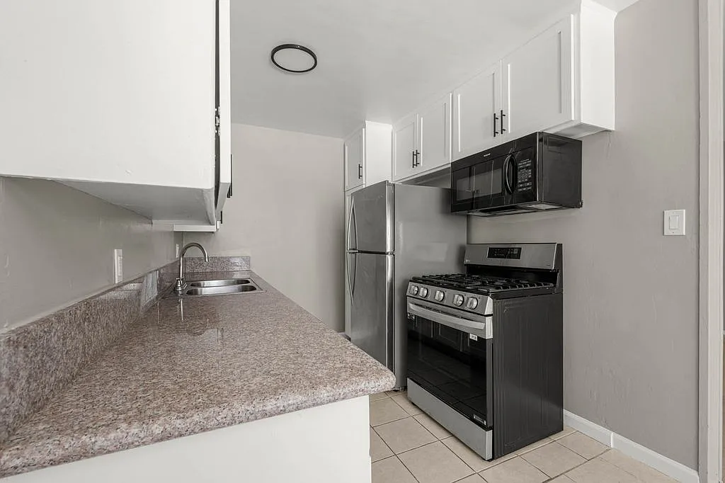 1 bed, 700 sqft, $1,750 — Photo 3