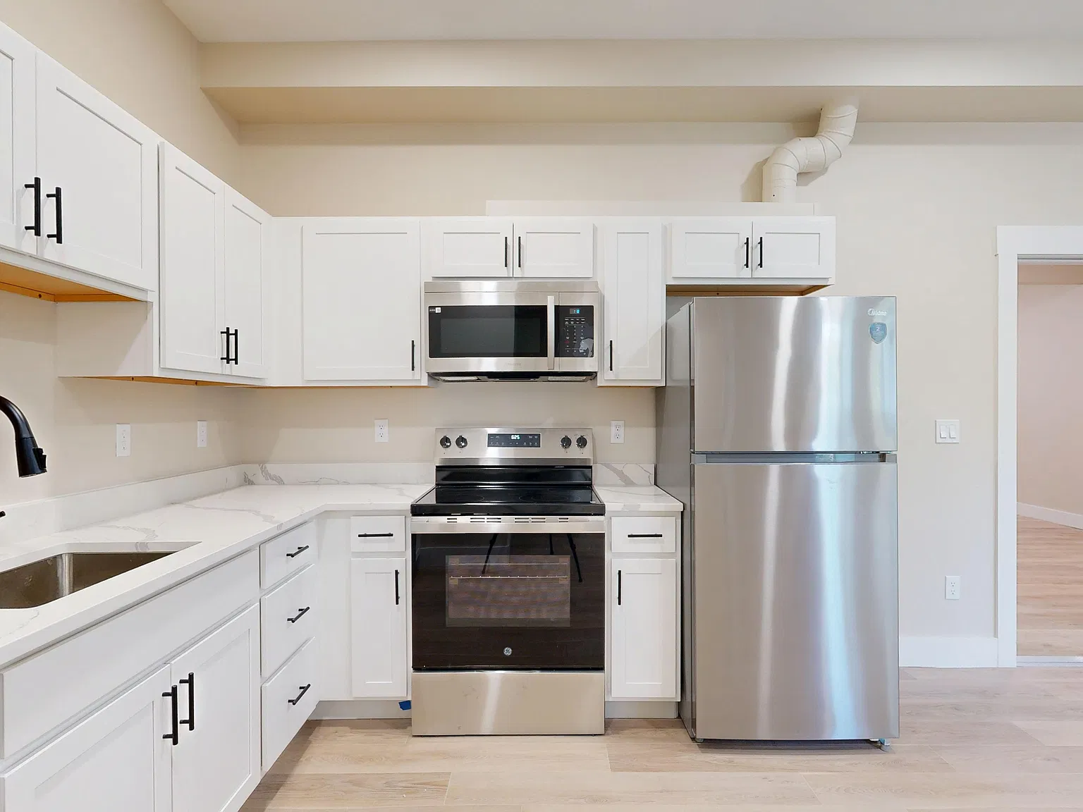 2 bed, 950 sqft, $2,200 — Photo 3