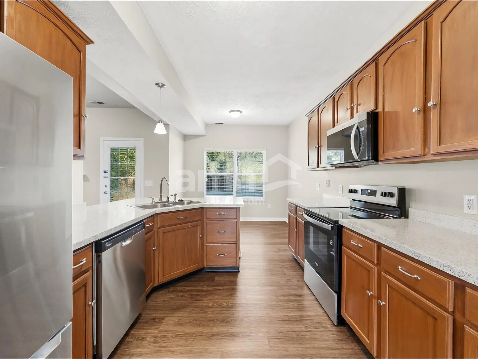5 bed, 2.5 bath, 2440 sqft, $2,595 — Photo 4