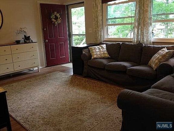 4th image of 138 Barry Dr N