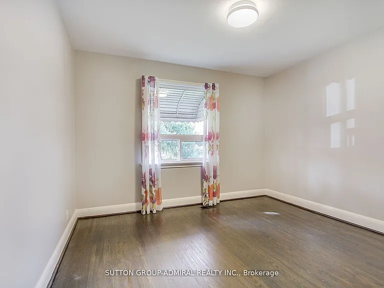 194 Cocksfield Ave #MAIN FLOOR — Photo 16