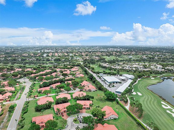 4th image of 7644 Lexington Club Boulevard #B