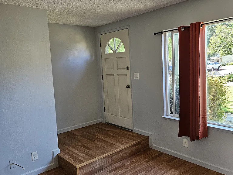 403 Fernbridge Pl — Photo 2