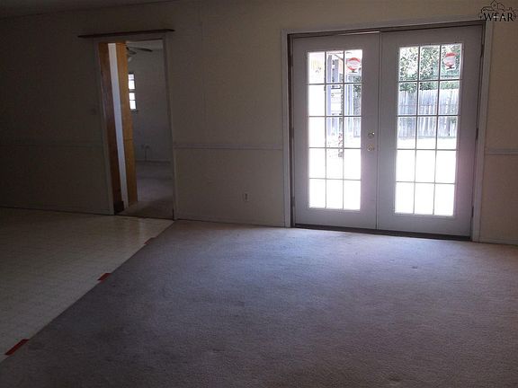 4th image of 1121 Rosemary Dr